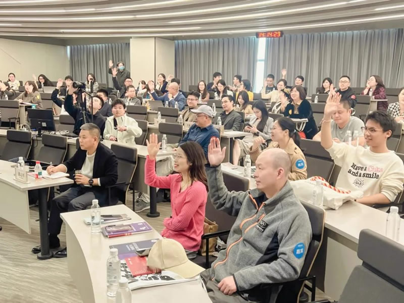 智慧与深情的分享,赢得了经久不息的掌声