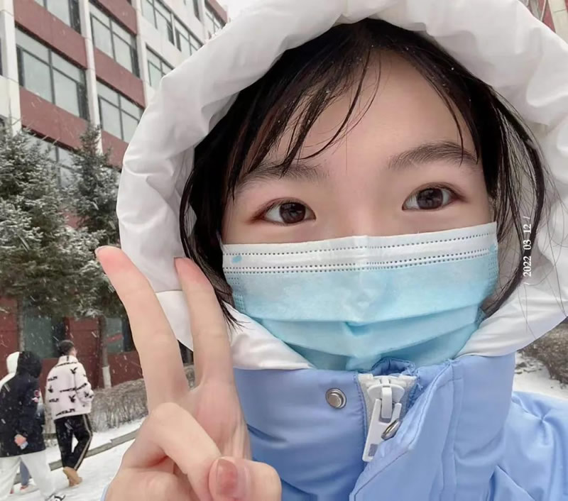 �����ڴ�ѩ�׷ɵ�У԰��